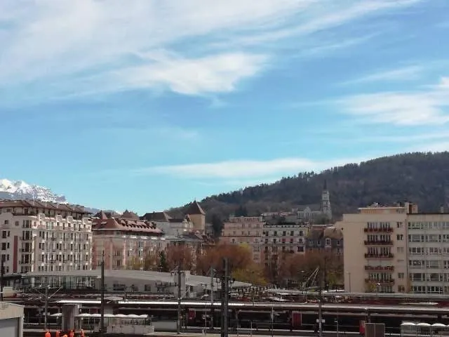 -- Le Sanctuaire, à 50 mètres de la Gare --